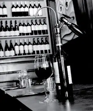 Distributeur de vin au verre en noir et blanc par Wikeeps