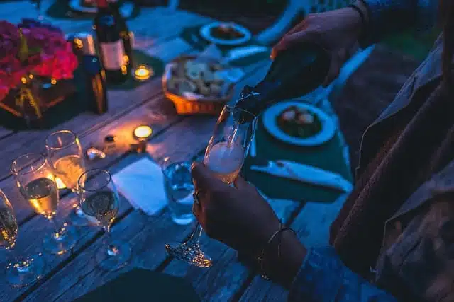 Une soirée entre amis avec des bouteilles de Champagne