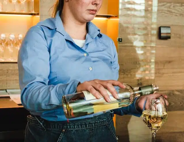 Une serveuse et vin blanc sucré 