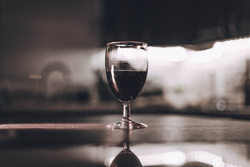 Bouteille de champagne et verres dans une ambiance intérieure élégante, évoquant dégustation et conservation