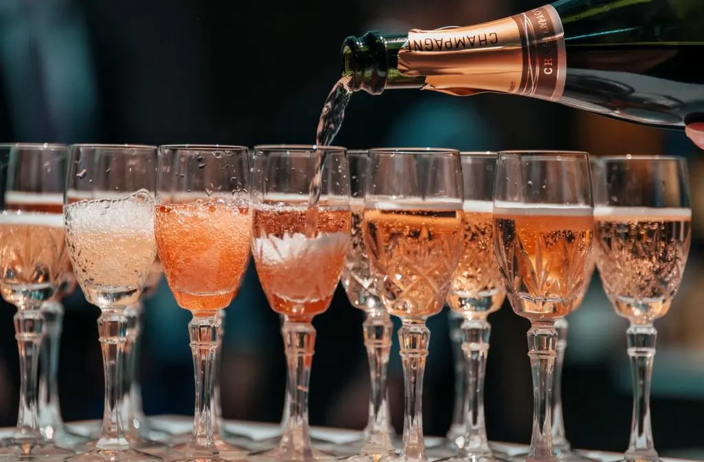 Bouteille de champagne rosé servant une fontaine à champagne élégante