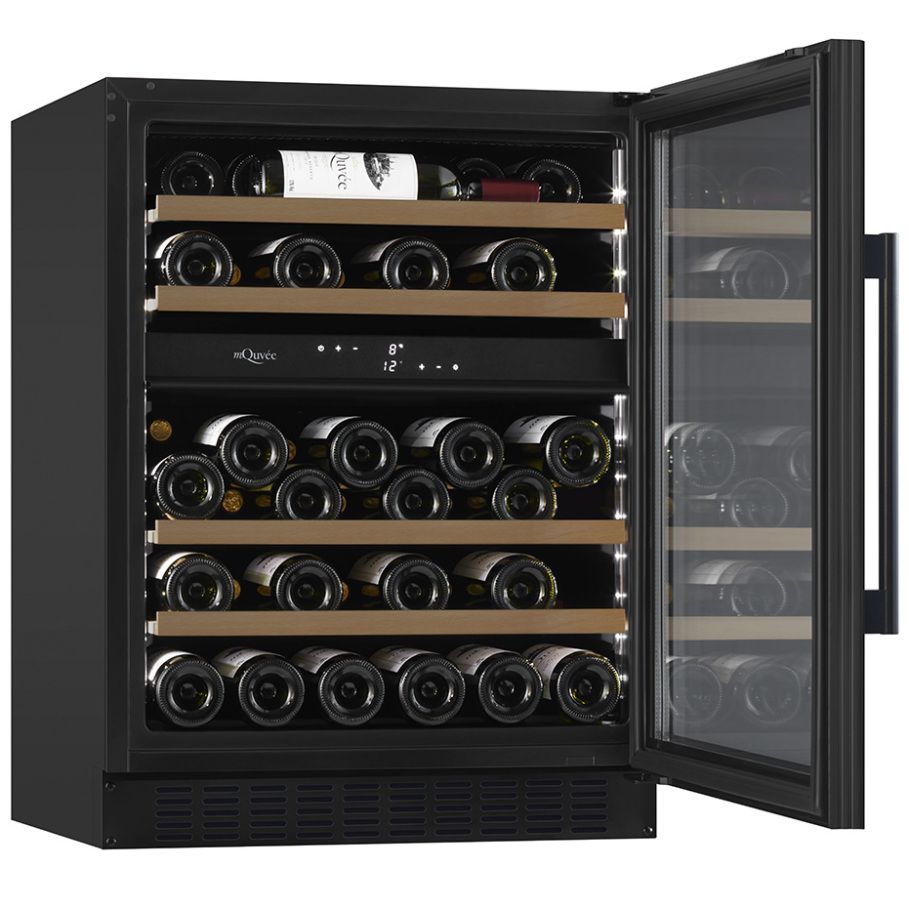 Cave à vin de comptoir ouverte montrant plusieurs rangées de bouteilles sur clayettes en bois et porte vitrée, prêt à accueillir des bouteilles. Comparatif des meilleures caves à vin de comptoir disponibles en france.