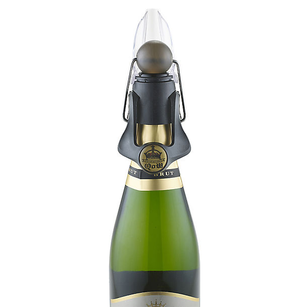 Champagne con tappo meccanico e chiusura a stantuffo, parte superiore della bottiglia aperta pronta per sigillare. come mantenere le bollicine dello champagne dopo l'apertura?