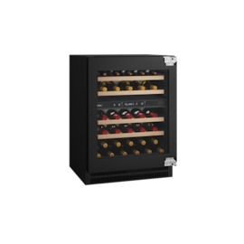 Mini cave à vin compacte avec porte vitrée montrant plusieurs rangées de bouteilles alignées sur des clayettes.