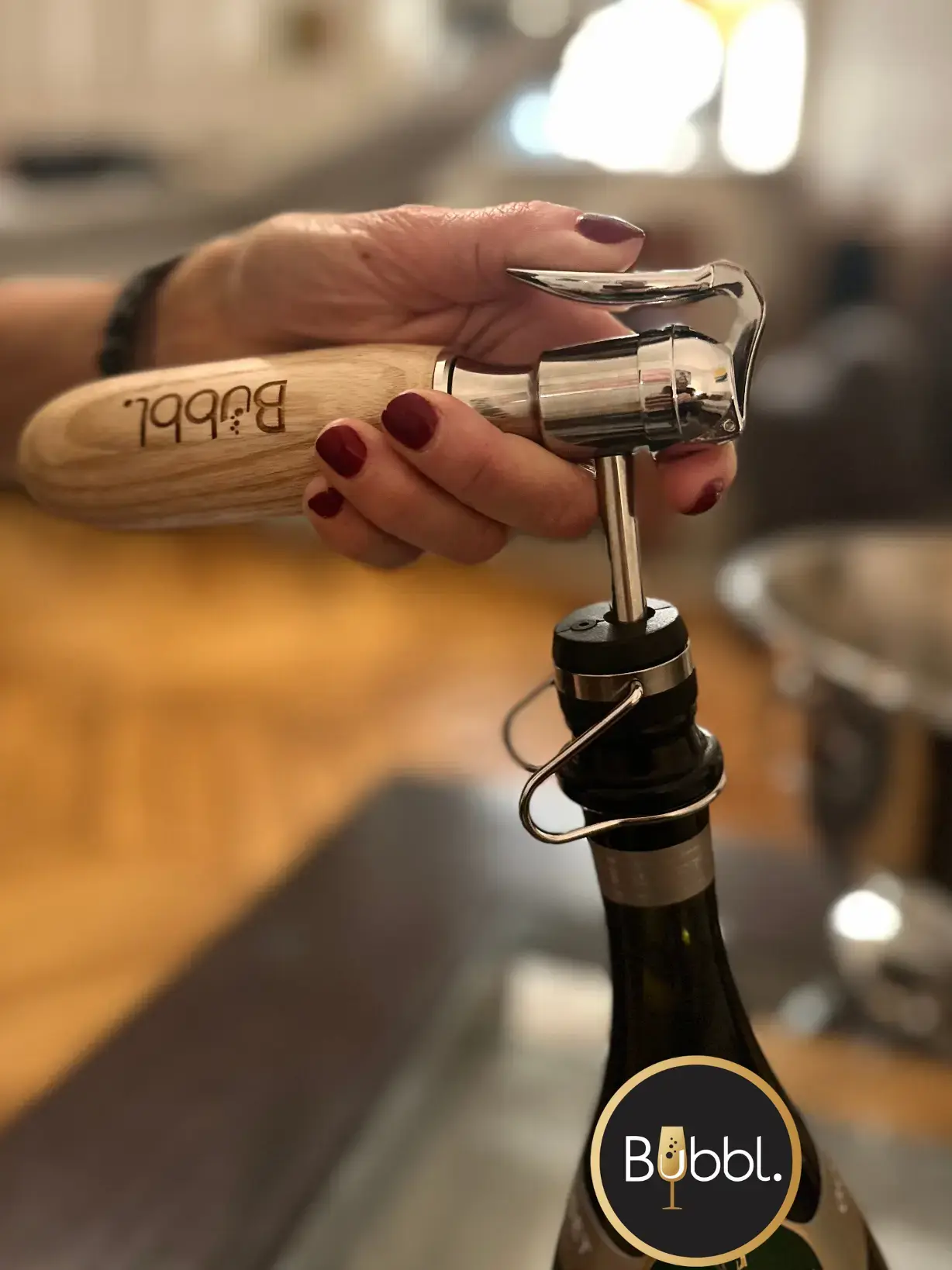 Scatto ravvicinato di una mano che usa una pistoniera per sigillare una bottiglia di vino con tappo a chiusura a gas, su sfondo sfumato. contiene logo Bubbl.