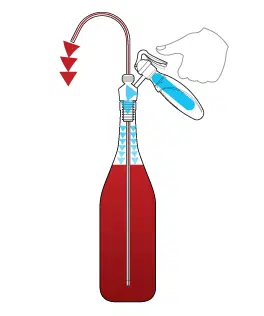 Système de versement avec bouchon et tuyau sur une bouteille de vin rouge prêt à être servi.